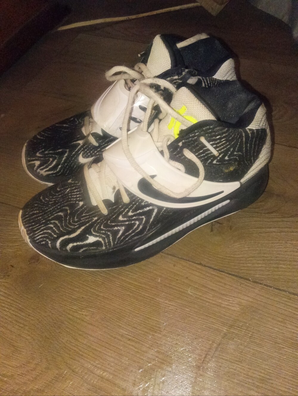 Mens Black and White Athletic Shoes - Nike